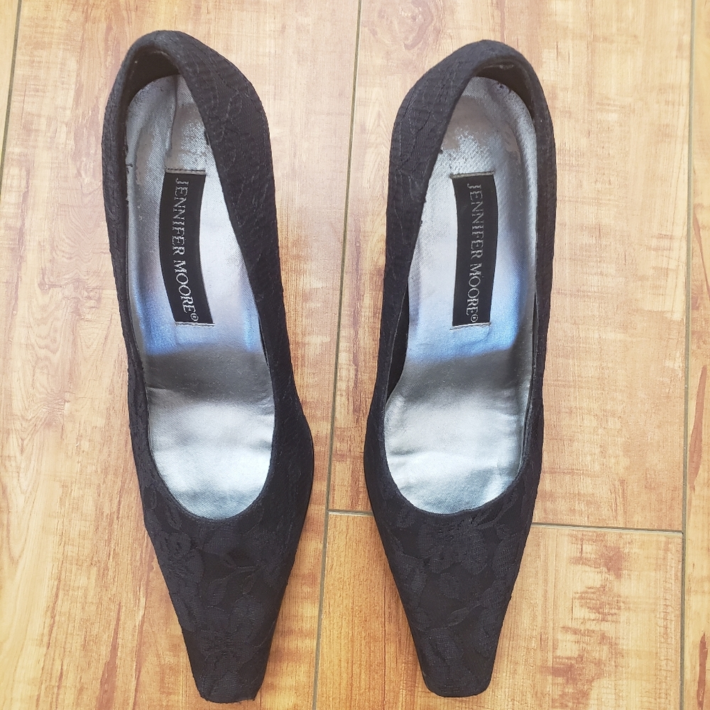 Women’s Jennifer Moore low heel Pump in black lace.